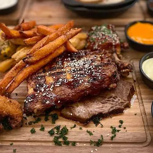 Get together im Februar: Netzwerkabend im Upper Grill & Bar